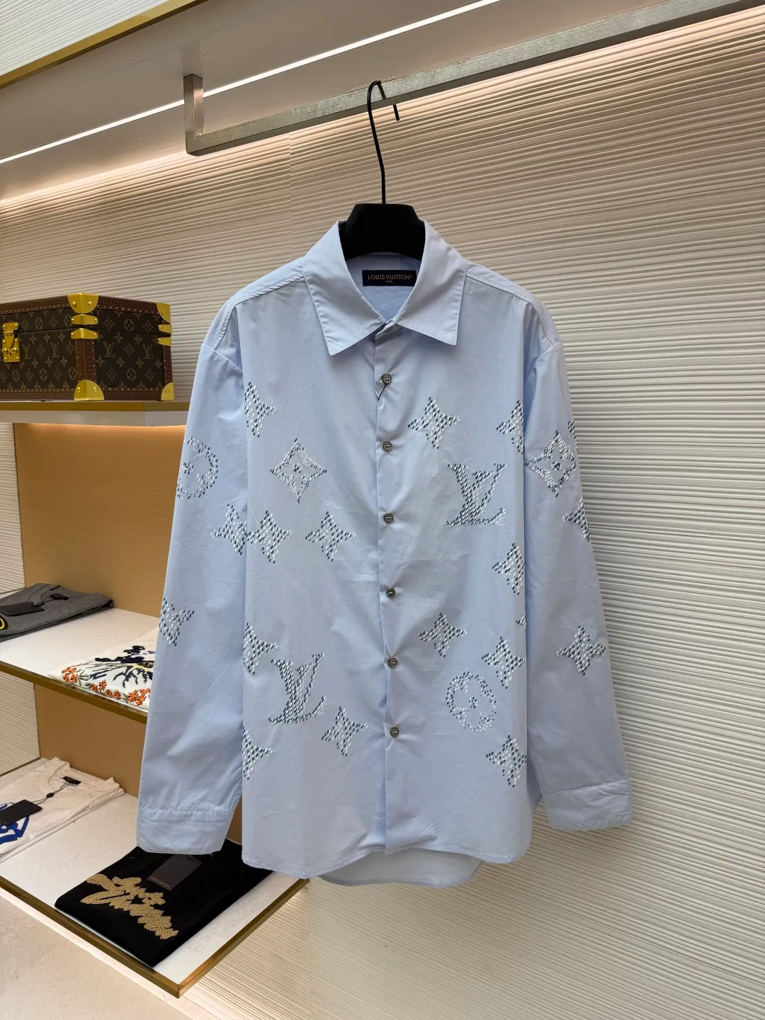 LOUIS VUITTON solid color lapel button-down long-sleeved shirt ●Original version: purchased and developed by 10530 ●Item number: 1681882-A55 ●Fabric: cotton fabric ●Technology: laser burning ●Color: blue ●Version: fitted version ●Weight: about 290 grams ●Size: S-M-L-XL ●Description: - The fabric is made of high-count combed cotton and has been pre-shrunk, making it soft to the touch and not easily deformed; the ready-made garments have been lightly distressed and washed to give them a natural and relaxed texture. The pattern part adopts hand-drilling technology: the small rhinestones are arranged according to the outline of LV's classic Monogram logo, and fixed one by one with invisible fishing lines. The diamond surface is densely arranged and highly flat, and has a delicate luster under the refraction of light. It is cut in a loose-shoulder silhouette, and the neckline is shaped with double-layer interlining. The placket is a single-row concealed placket design, the buttons are matte resin buttons of the same color, and the edges are hand-stitched. The cuffs are wide-sided and folded, and an invisible elastic band is added on the inside to maintain a drapey feel and prevent it from slipping off. The overall craftsmanship takes into account both sophistication and practical wearability. The overall wiring is straight and delicate, the fabric is comfortable and soft, and the color is consistent without color difference. It can be matched with the same style to create a fashionable look and control various occasions. Customized accessories, complete with three standards, same style for men and women!
